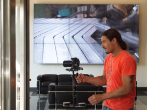 Die Gründerin vom Redaktionsbüro inspire pr Silke Brügel ist nicht nur PR-Spezialistin, sondern auch Autorin und hat schon Biografien verfasst - ebenso wie aktiv an Firmenchroniken mitgewirkt. Firmenchroniken sind heute in vielen formaten möglich als Hardcover und Taschenbuch in Buchform, als microsite auf der Firmenhomepage und auch in neuen Formen wie Scrollytelling und Digitales Erzählen im Allgemeinen. Firmenjubiläen sind ein guter Grund für Firmenchroniken aber auch die Firmennachfolge. Als Unternehmen ist es gut, die chance zu nutzen die Werte und Visionen bei der Entwicklung einer Firma aufzuschreiben Unternehmenschroniken gehören zur lokalen und regionalen Geschichte von Orten. Firmenchroniken als Marketingtool sind gerade heute wichtig wo die Produkte immer gleicher werden. 